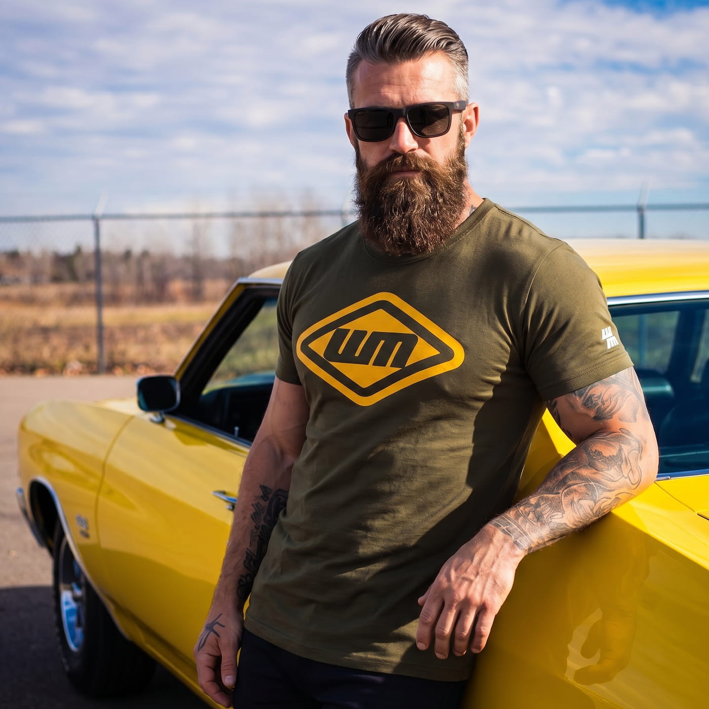 Lifestyle Western Motors — modèle en tenue, ambiance atelier